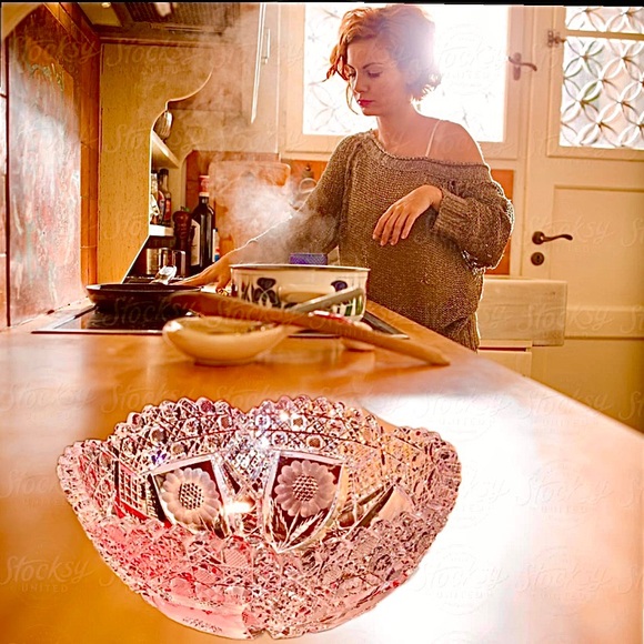 Poppy Flower Crystal Bowl Goes beyond the dining table standard. - Picture 1 of 16